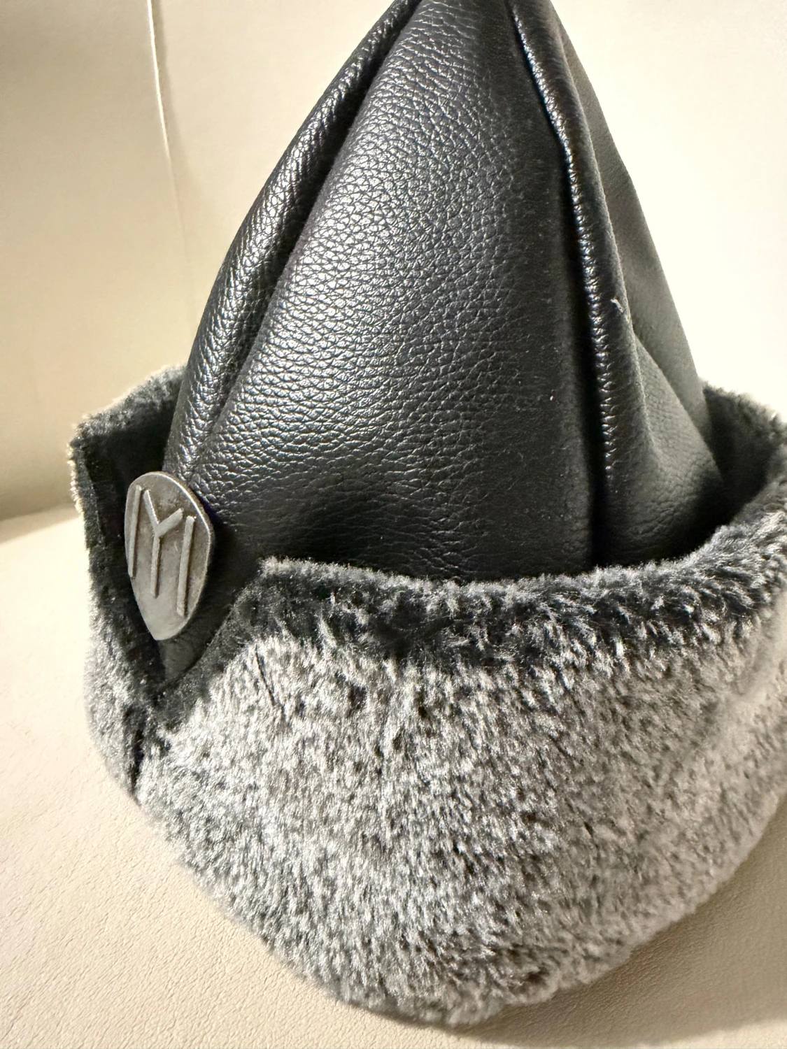 Svart pälsfodrad hatt med emblem( osmaklig) - 1