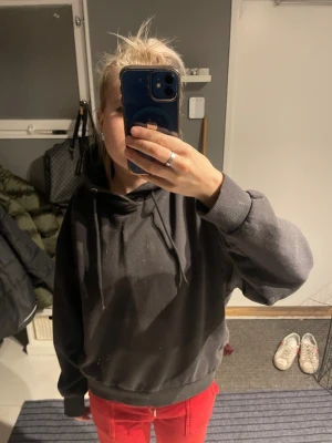 Svart hoodie - Säljer en svart hoodie i storlek S från lager 157. Den har inga tecken på användning förutom att den är urtvättad i färgen🩷vid frågor är det bara att skriva🩷