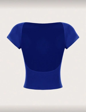 Mörk blå topp med öppen rygg - Säljer en snygg mörkblå topp med öppen rygg och rund urringning. Statement plagg som passar i alla tillfällen. Säljer på grund av att den inte kommit till användning. Pris går att diskutera. Säljer även i röd och svart. Kontakta mig för fler bilder eller andra frågor. 😚😚