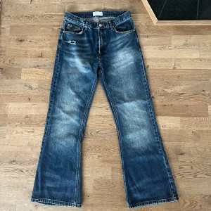 Blå jeans från asos - Nya oanvända snygga blå jeans med cool slitning. Perfekt stil inför våren och sommaren. W31 L30. Nypris - 529 kr 