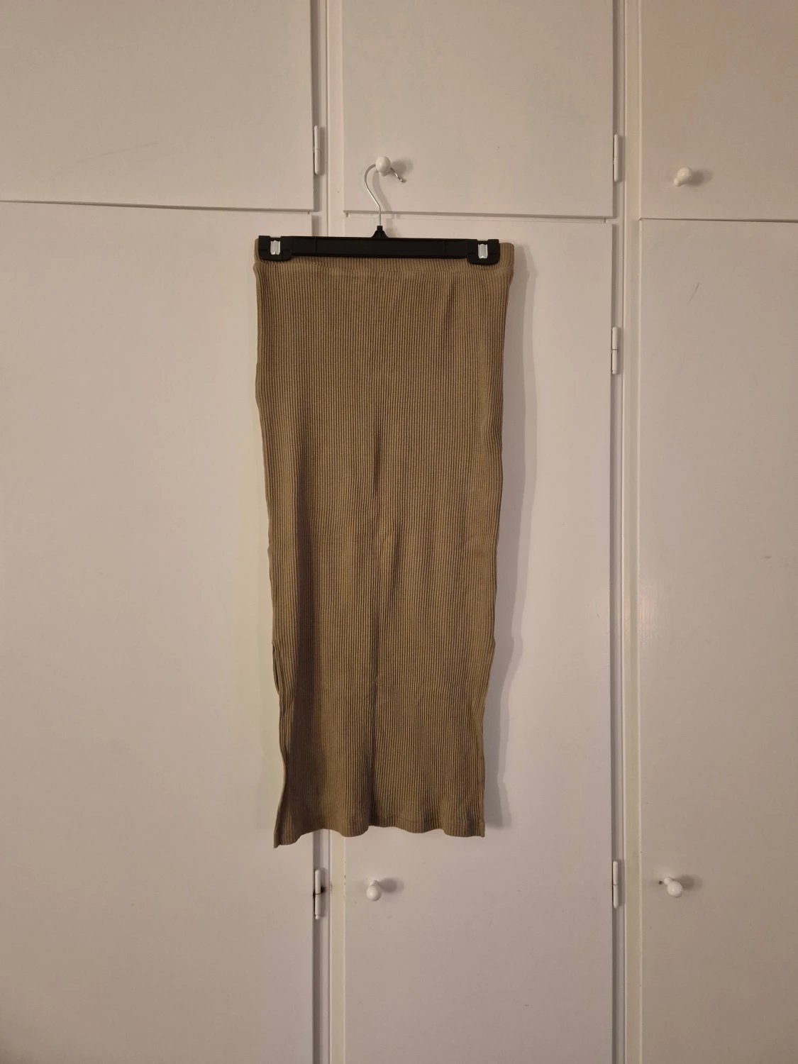 Beige ribbad långkjol med slits  - 3