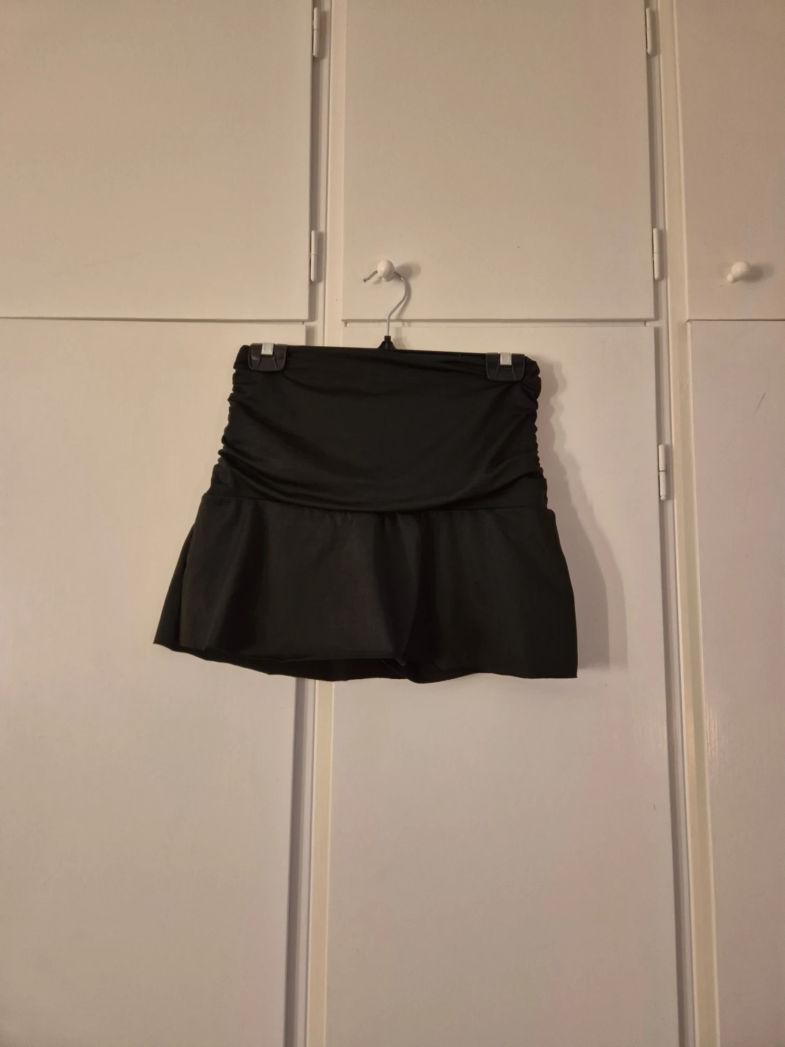 Svart kortkjol med insydda shorts - 2