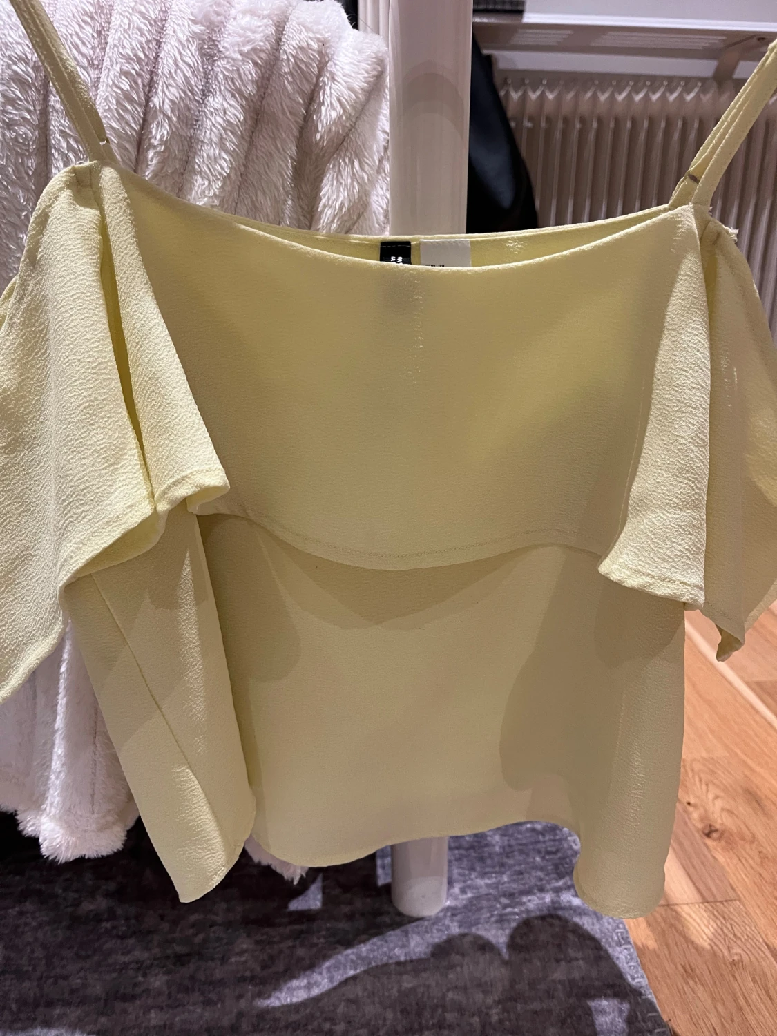 Ljusgul blus med volang från H&M