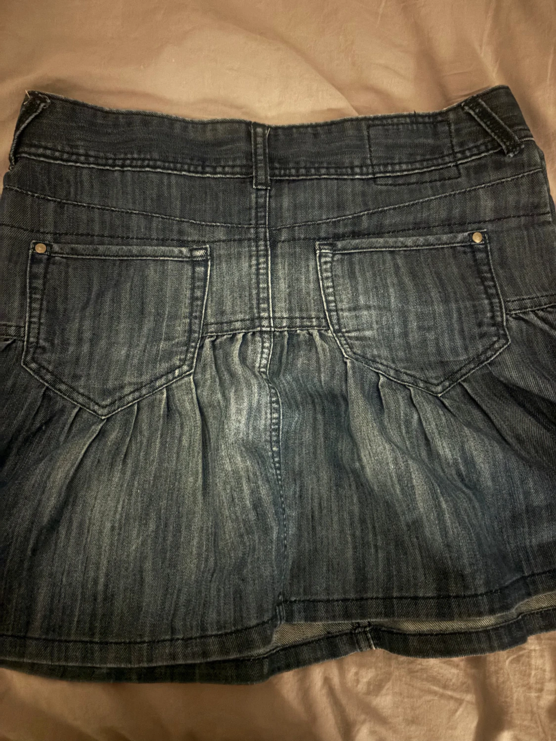 Mörkblå jeanskjol med fickor - 1