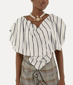 Randig blus från Vivienne Westwood - Unik blus från Vivienne Westwood med breda, vertikala ränder i beige, vit och mörkgrå. Blusen har en draperad, asymmetrisk form och v-ringad hals. Materialet är mjukt och lätt bomull. Ikonisk logga broderad på bröstet. Perfekt för dig som gillar statement-plagg.