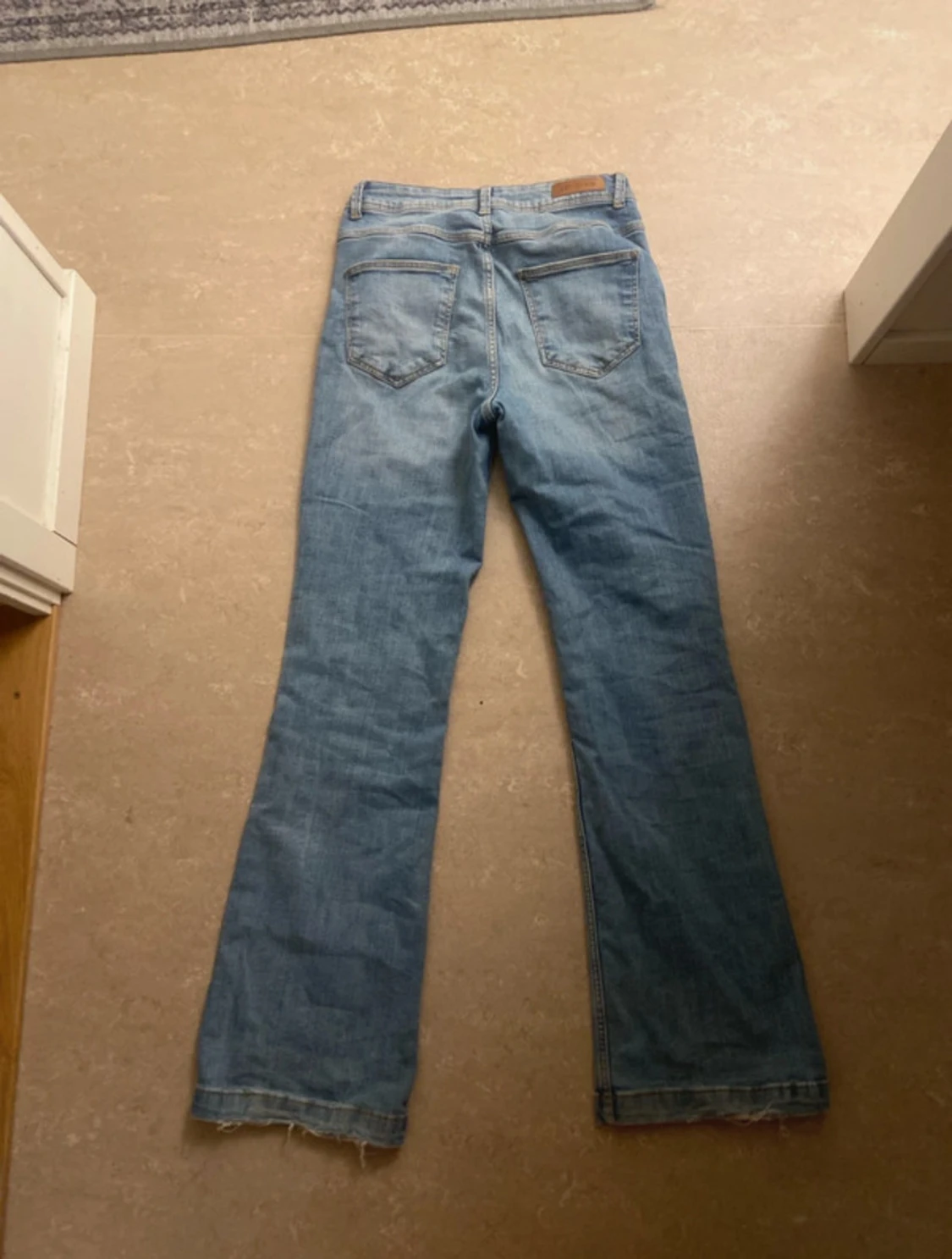 Bootcut ljusblå jeans med rå kant - 1