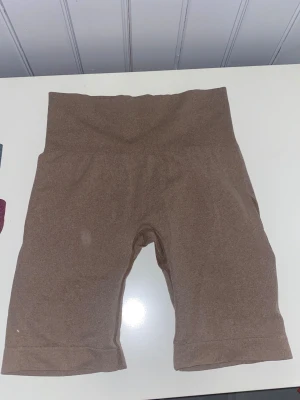 Bikershorts  - Säljer av alla mina gymshorts då jag behöver gå upp en storlek. Så vill du har flera stycken kan jag fixa paketpris o skicka alla i samma paket. Shortsen är i storlek S och går att ha långa men även vika upp utan att det blir obehagligt. På bilden ser det ut som att det är en fläck på byxorna men det är det inte!