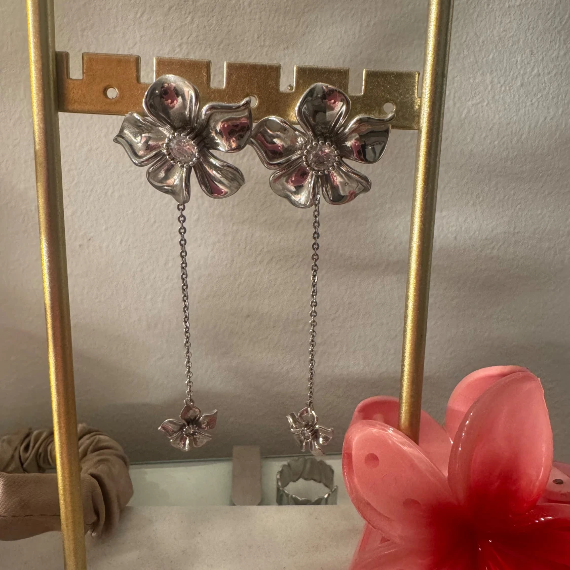 Silvriga blommiga örhängen med kedja - 1