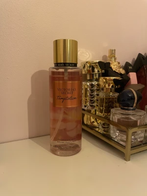 Victoria's Secret Temptation Mist - Fragrance mist med 250 ml volym.  Fräsch och trendig för dig som gillar att sticka ut. Endast använd ett fåtal gånger se bild. 