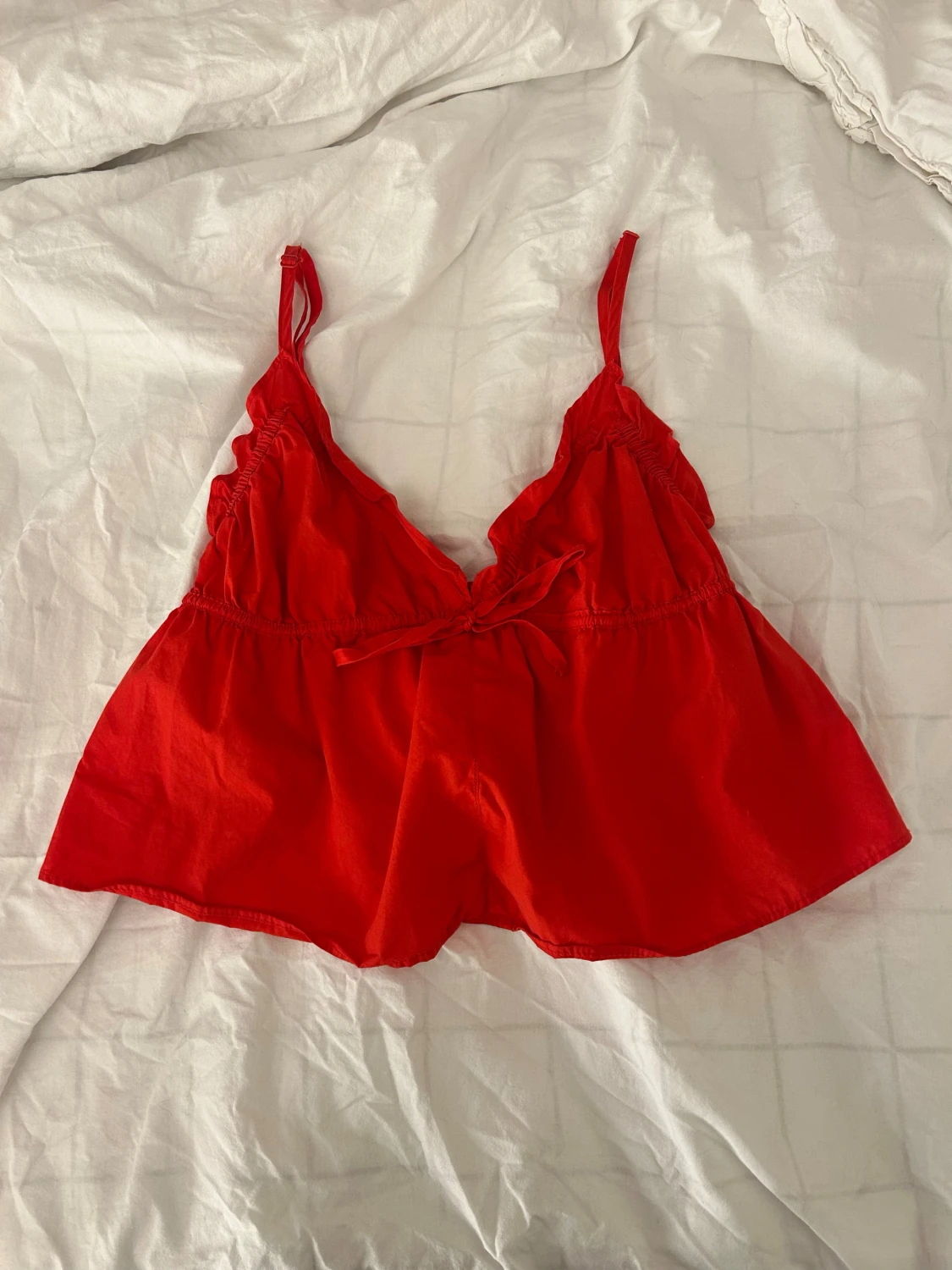 Röd volangig linnetopp 