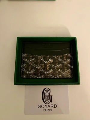 Korthållare - Säljer en fin helt ny korthållare med låda, korthållaren har 4 fack plus ett stort i mitten. Hör gärna av dig vid minsta fundering😄