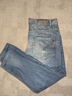 Dondups - Säljer ett par feta dondups i width 31. Den har en lagning vid skrevet men det syns inte alls och lapparna har gått av men annars e dem extremt fräsch💯