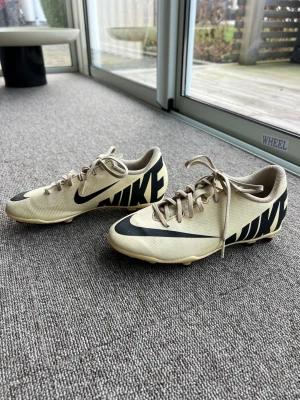Ljusgula Nike fotbollsskor med snörning - Säljer ett par ljusgula fotbollsskor från Nike. Skorna är använda under en säsong och är i bra skick. De är köpta för ett år sedan. De är trendiga skor i en skön modell. Skorna är i storleken 36,5🤩