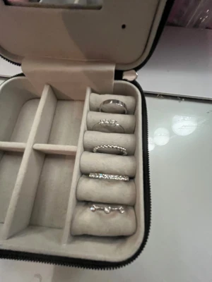 Fem ringar i olika stilar  - Säljer ett set med fem snygga ringar  i olika designer. Några har glittriga stenar, en är tvinnad och en har en minimalistisk look. Perfekt för att mixa och matcha på fingrarna för en cool vibe.