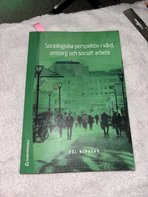 Sociologiska perspektiv i vård, omsorg och socialt arbete - Upptäck sociologins roll inom vård, omsorg och socialt arbete! Perfekt för dig som pluggar eller jobbar med människor. Lättläst och aktuell bok som ger insikt i hur samhälle och individ samspelar, och hur förändringar påverkar välfärdssektorn. Passar särskilt för studenter.