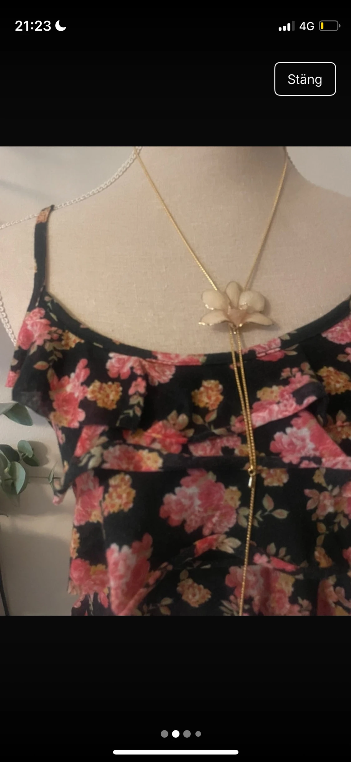 Svart blommig volangklänning - 1