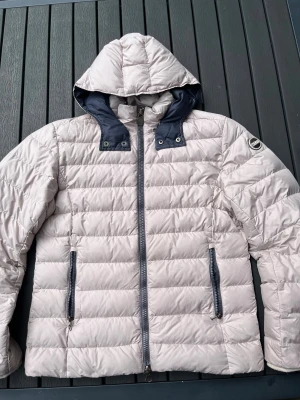 Colmar pufferjacka - Colmar vinterjacka i bra skick, finns små tecken på slitage men annars bra skick passar S/M