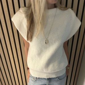 Vit stickad ärmlös topp - Så snygg stickad topp. Nästan aldrig använd och den är hemma stickad!!
