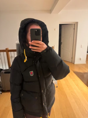 Fjällräven jacka - Jättefin fjällräven jacka i storlek xs. Den är köpt förra vintern men knappt använd. Inga defekter alls och i princip nytt skick. Nypris är 7500kr. 