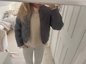 Blå/grå quiltad jacka - Så fin jacka från mango!