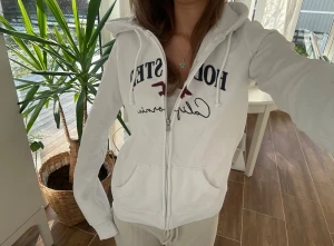 Hollister zip - En zip från Hollister i storlek XS. Kan upplevas större i storlek, likt en S. Jag fraktar inom 24h. Se liknande plagg i min profil!