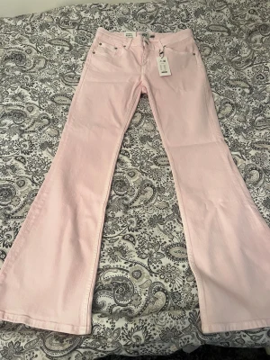 Rosa Low Boot jeans  - Rosa Low Boot jeans från Lager 157, helt nya med prislapp på och i storlek M - Short length (W28-29)