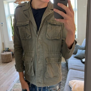 Field Jacket ljusgrön - Schysst och perfekt nu i höst och till vinter. Bra skick, skriv vid fundering 😇