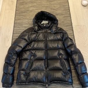 Moncler maya - Moncler maya jacka. Skriv vid intresse eller fler bilder skickas så snabbt som möjligt. Anledning till de billiga priset är för jag vill bli av med den då den tar upp mycket plats i garderoben. Pris är inte hugget i sten och kan diskuteras vid snabbt köp. Lite deffekt på wash tagen