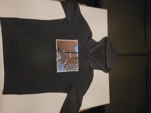 Mörkgrå J.Lindeberg hoodie - Mörkgrå hoodie från J.Lindeberg med stor huva och snörning. På bröstet finns ett rektangulärt tryck i brunt, blått och vitt med texten DON'T. Perfekt för dig som vill sticka ut med coolt motiv.