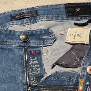 Tramarossa Jeans  - Tja ! Säljer nu dessa sjukt snygga tramarossa jeans ! Storlek 33 Sitter bra på mig som är 185 ish. Slimfit. Nypris ca 4000kr ! Vid frågor är det bara att höra av sig ! Mvh 🙌