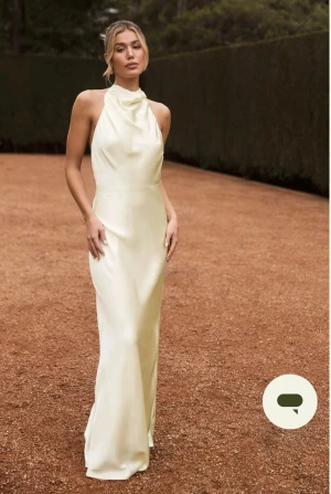 Ljusgul balklänning i satin - Säljer en jättefin långklänning från Meshki som endast använts en gång! Passar perfekt till bal, bröllop och andra speciella tillfällen.              Nypris 1600kr.                                                         Pris går att diskutera vid smidig affär!