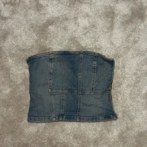 Blå denim tubtopp 🩵 - Tubtopp i jeans från zara. Stängs o öppnas med dragkedja på sidan🩵