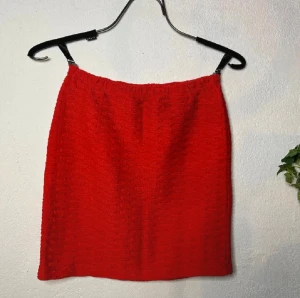 Sexig röd tight minikjol från Vila i nyansen ”Winter Red” - Het look i superstretchigt tyg - Toppskick - Stl 34/XS - Röd minikjol från VILA i strukturerat och stretchigt tyg. Figurnära men bekväm passform med elastisk midja. Storlek XS. Längd ca 38 cm, midja ca 70 cm (elastisk), höft ca 80 cm. Mycket fint skick – använd ett par gånger. Prutar ej, men erbjuder bundlerabatt. Kolla gärna mina andra annonser – jag rensar garderoben och smyckesskeinen!