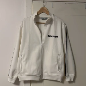 Palm angels tröja - Palm Angles tröja i storlek S, näst intill oanvänd, mycket snygg och bra inför vår och sommar