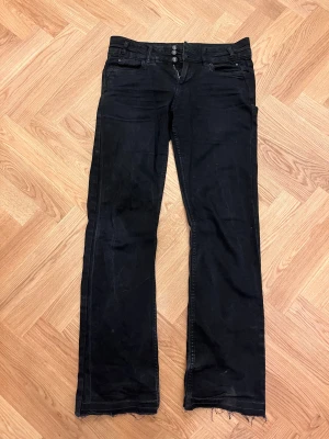 Svarta jeans - Säljer dessa jeans då de inte kommer till användning! De är medelhöga i midjan, de är köpa på Vinted! 