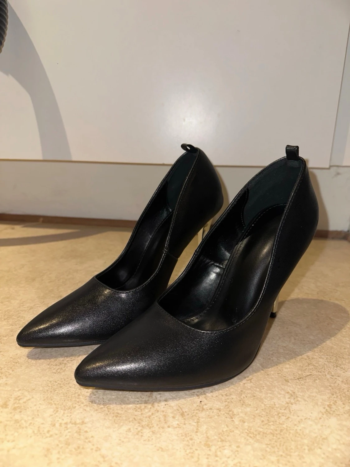 Svarta pumps med guldfärgade klackar - 1