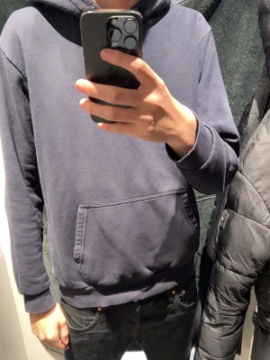 Only&sons hoodie mörkblå - Snygg mörkblå hoodie från only&sons. Tröjan har jag använt i ungefär 6 månader. 