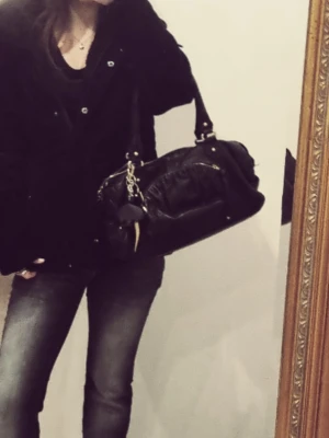 Svart handväska Botkier - Hej! Jag säljer en unik märkes väska köpt på NK av Botkier. Den har två handtag och 6 olika typer av fickor. Väskan är köpt på 8500kr och jag säljer den för 5899 kr. Väskan är väl använd och ser ut att vara helt ny. Väskan är av ÄKTA italiensk kohud och läder. Har inga konstiga dofter. Dustbag och certificat kort följer med! Säljer pga inte kommer till användning. KOM MED PRISFÖRSLAG!💗💗