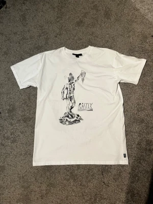 T-shirt antix  - Vit t-shirt från antix. Storleken är S men känns mer som M/L