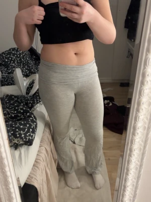 Grå mjukisbyxor från Gina Tricot - Supersköna grå mjukisbyxor från Gina Tricot i storlek 158/164. Byxorna har låg midja och är tillverkade i mjukt bomullsmaterial med en enkel, rak passform. Perfekta för chill dagar hemma eller när du vill vara bekväm.