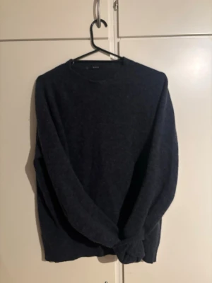 Stickad tröja från Boggi Milano  - Säljer denna stickade tröjan från Boggi Milano. Den är i bra skick endast ett litet hål i ärmen längst ner. Passar dig mellan 173-182 som bäst