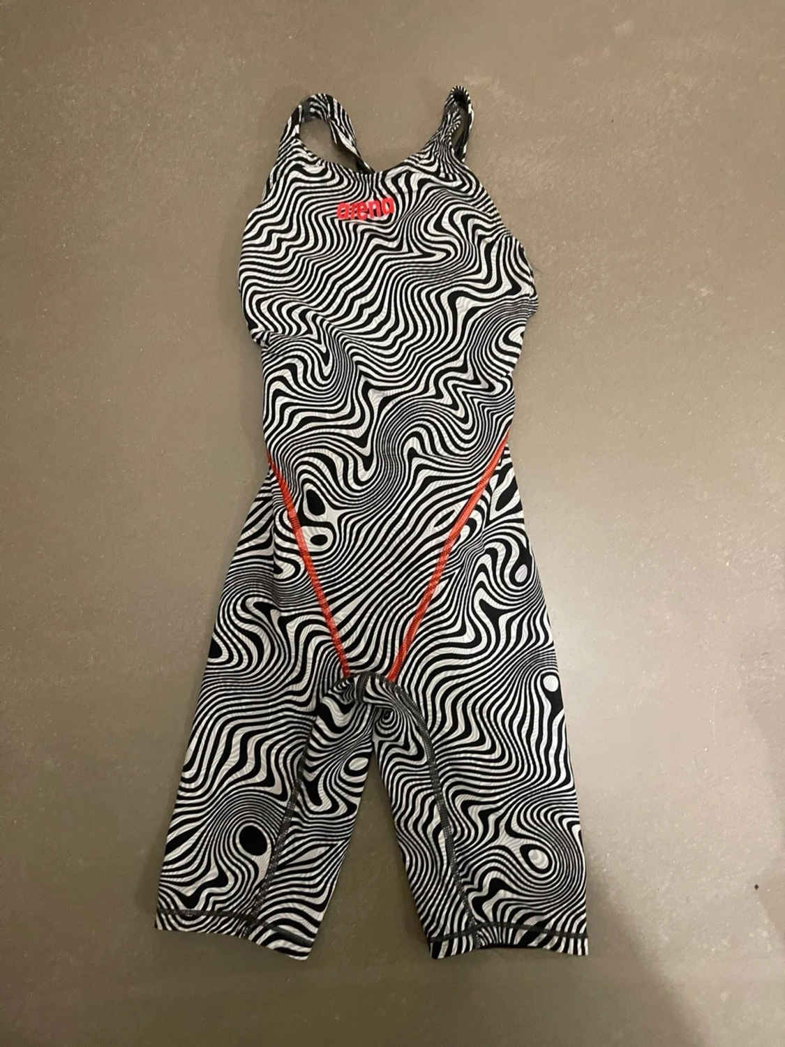 Svartvit tävlingsbaddräkt från Arena