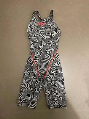 Svartvit tävlingsbaddräkt från Arena - Arena vit o svart (limited edition) strl.30, säljs för 700, köpt för 1500. Mycket fint skick.