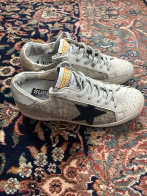 Golden goose superstars  - Mycket fint skick, lite slitage vid hälen men inget märkbart ( se bild)