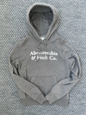 Abercrombie & Fitch vintage 2000s hoodie (sällsynt) - Säljer nu denna sjukt snygga vintage 2000s hoodie från Abercrombie & fitch😊 passformen är helt perfekt och så är även den stilrena färgen som passar till ALLT. Säljs ej längre i butik och är därav är den mycket eftertraktad 🙌