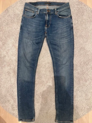 Nudie Jeans Grim Tim  - Säljer ni dessa riktigt schyssta Nudie jeansen, dessa har en snygg blå tvätt, storleken är W31 & L32, nypris på dessa ligger runt 16000, vi säljer dem nu för 349, vid fler frågor kring bilder eller liknande är de bara att höra av sig / AC Fashion 🤝