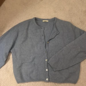 2 koftor till salu - 2 stycken koftor till salu! Man får de båda för sammanlagt 300kr. Den blåa är knappt använd medans den röda använd kanske 5 gånger eller så. Tycker mycket om de men säljer för att jag behöver 💝😅 