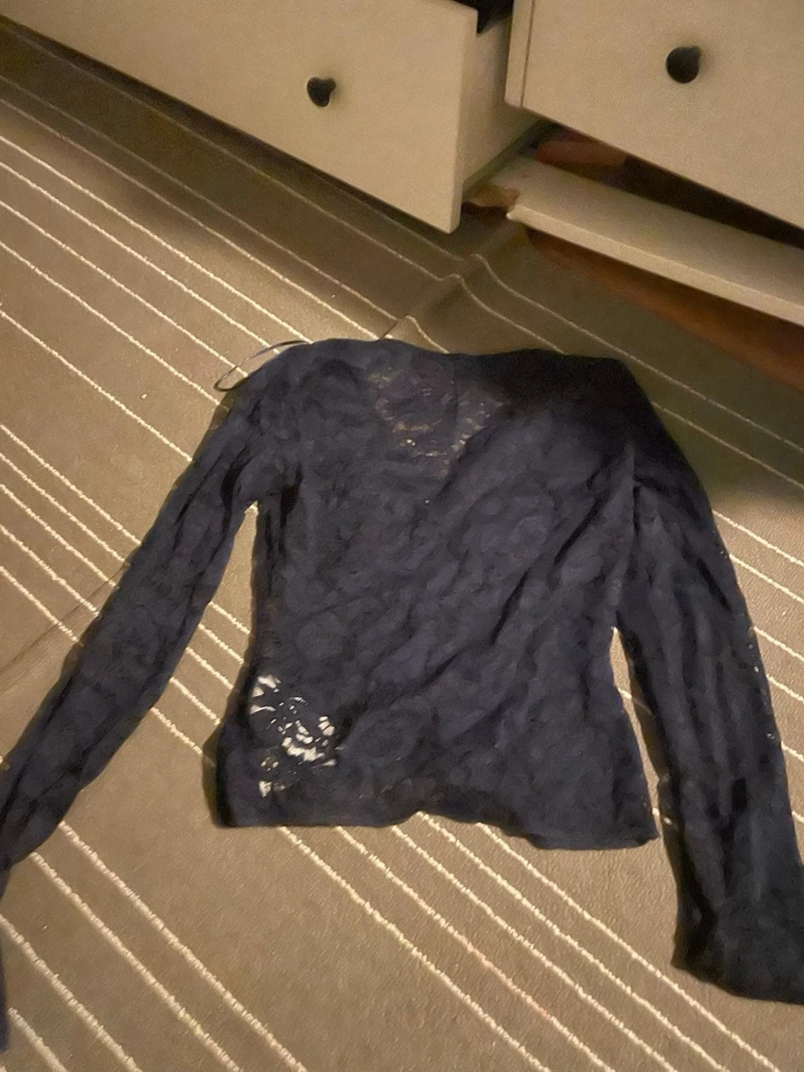 Mörkblå spetsblus med v-ringning - 1