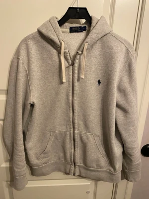 Polo Ralph lauren hoodie - Tjena. Säljer min polo hoodie som inte används då den är lite liten. Skicket är bra och det är inget fel på den! Hör av der vid funderingar!