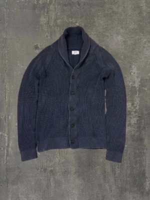 Stickad cardigan  - En extremt snygg cardigan ifrån Q/S Designed By och är i mycket bra skick! Cardigan är i storlek S! Den är väldigt skön och stilren!  Meddela gärna oss om du har några frågor! Priset är ej hugget i sten vid snabb affär!   Mvh Saint